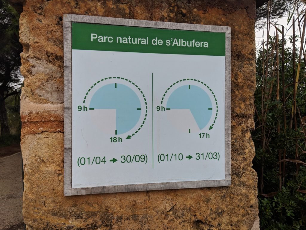 Cartel de los horarios del Parque Natural